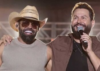Diego & Arnaldo durante apresentação sertaneja em palco montado para gravação de DVD em Rio Preto.