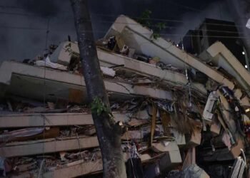 Fortes terremotos atingiram a Venezuela, provocaram desabamentos em Caracas e mobilizaram equipes de emergência.