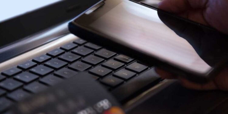 Idosa analisando extrato bancário com saldo reduzido após fraude financeira.