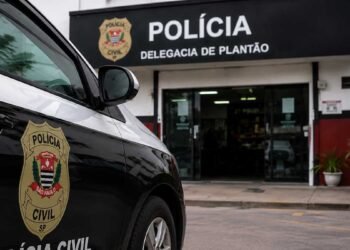Carro sendo abordado pela polícia após golpe em negociação de venda em Rio Preto.