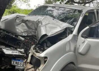 Viatura da Polícia Militar e equipes de atendimento em local de acidente fatal de trânsito em Rio Preto.