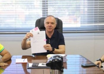 Prefeito assinando lei que beneficia moradores do loteamento Auferville em Rio Preto.