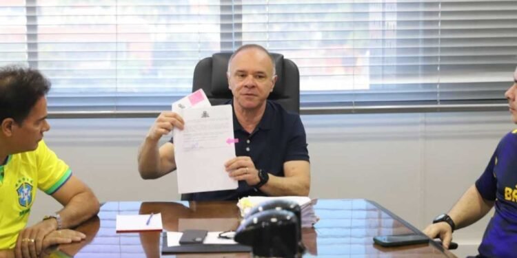 Prefeito assinando lei que beneficia moradores do loteamento Auferville em Rio Preto.