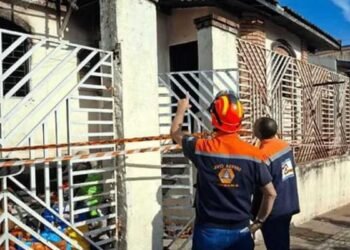 Equipe do Corpo de Bombeiros em ocorrência de incêndio em imóvel residencial em Rio Preto.