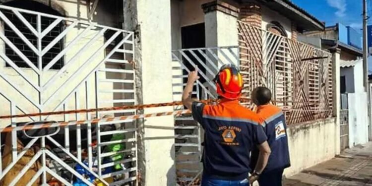Equipe do Corpo de Bombeiros em ocorrência de incêndio em imóvel residencial em Rio Preto.