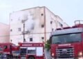 Equipes da Defesa Civil e do Corpo de Bombeiros atendem ocorrência de incêndio em pensão no bairro Boa Vista, em Rio Preto.