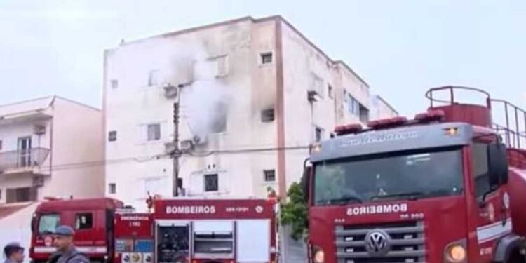 Equipes da Defesa Civil e do Corpo de Bombeiros atendem ocorrência de incêndio em pensão no bairro Boa Vista, em Rio Preto.