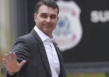 Flávio Bolsonaro durante evento oficial; investigação da Polícia Federal foi encaminhada ao STF.