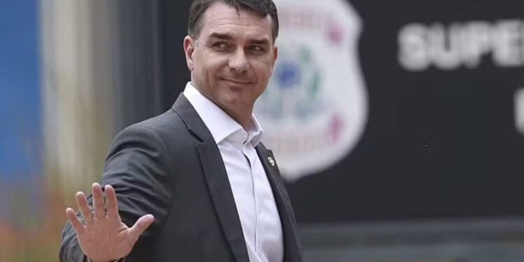 Flávio Bolsonaro durante evento oficial; investigação da Polícia Federal foi encaminhada ao STF.