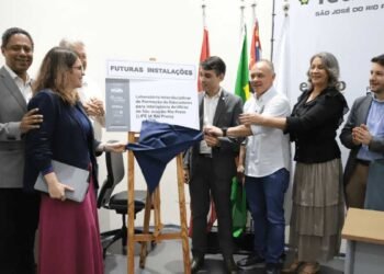 Autoridades durante o lançamento do Laboratório de IA no Parque Tecnológico de Rio Preto.