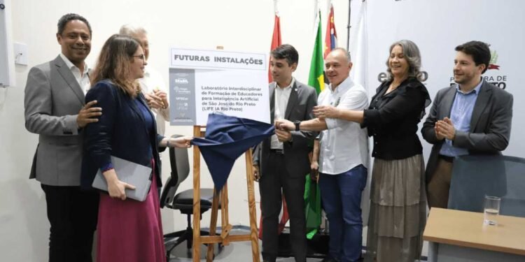 Autoridades durante o lançamento do Laboratório de IA no Parque Tecnológico de Rio Preto.