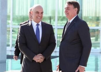 Alexandre de Moraes determinou que a PGR analise possível falta grave de Jair Bolsonaro em caso envolvendo arma apreendida no Distrito Federal.