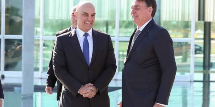 Alexandre de Moraes determinou que a PGR analise possível falta grave de Jair Bolsonaro em caso envolvendo arma apreendida no Distrito Federal.