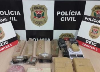 Table com tijolos de cocaína apreendidos pela Polícia Civil em Rio Preto.