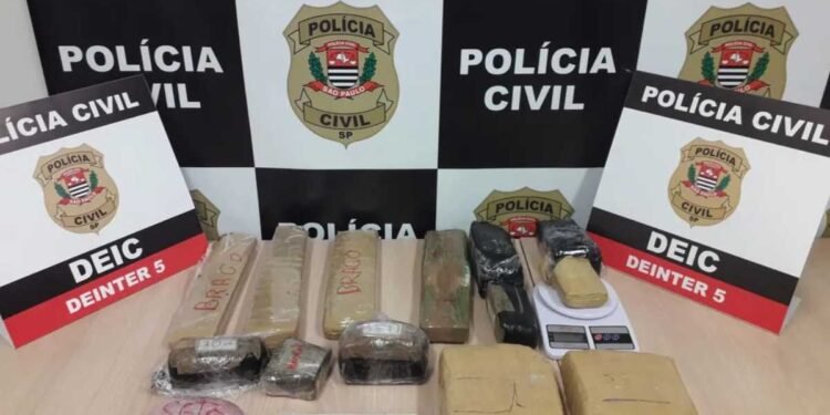 Table com tijolos de cocaína apreendidos pela Polícia Civil em Rio Preto.