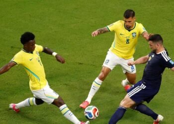Vini Jr. marcou duas vezes, Neymar estreou e o Brasil venceu a Escócia por 3 a 0 na Copa do Mundo.