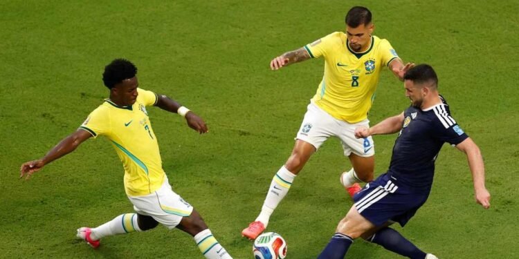Vini Jr. marcou duas vezes, Neymar estreou e o Brasil venceu a Escócia por 3 a 0 na Copa do Mundo.