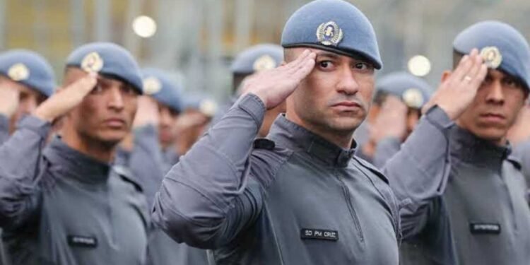 Policiais militares de São Paulo durante formação para concurso da PM.