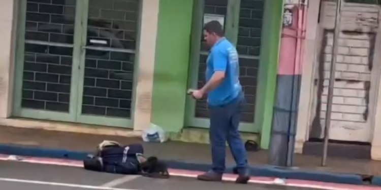 ATENDENTE DA ÁREA AZUL É AGREDIDA NO CENTRO DE FRUTAL; SUSPEITO É PRESO
