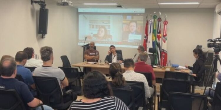10 imóveis bloqueados: caso milionário da Saúde de Rio Preto ganha novo capítulo A investigação sobre um dos contratos mais polêmicos da área da Saúde em São José do Rio Preto teve um novo desdobramento. A Justiça determinou o bloqueio de 10 imóveis ligados aos investigados na ação que apura supostas irregularidades no convênio de R$ 11,9 milhões firmado entre a Prefeitura e a Santa Casa de Misericórdia de Casa Branca para a realização de um mutirão de exames de imagem. A medida foi determinada pelo juiz Cristiano Mikhail, da 2ª Vara da Fazenda Pública, após pedido da Procuradoria-Geral do Município (PGM). O objetivo é garantir uma eventual restituição de R$ 3,8 milhões, valor que, segundo a Prefeitura, ainda resta dos R$ 4,7 milhões antecipados para a execução do convênio, posteriormente anulado. Os imóveis bloqueados estão registrados em nome da Santa Casa de Misericórdia de Casa Branca, do ex-secretário municipal de Saúde Rubem Bottas, da assessora especial Cícera Nayara e da funcionária Fabiana Chagas, conforme consta na ação civil de improbidade administrativa. O bloqueio de bens não representa uma condenação, mas é uma medida cautelar para assegurar que, caso a Justiça reconheça a existência de prejuízo aos cofres públicos ao final do processo, existam recursos para eventual ressarcimento. O caso continua sendo acompanhado pela Justiça e ainda está em fase de apuração. Os investigados terão direito à ampla defesa e ao contraditório durante o andamento da ação. O novo desdobramento reacende o debate sobre a fiscalização de contratos públicos milionários na área da Saúde e levanta uma pergunta que segue sem resposta definitiva: o que realmente aconteceu com um dos maiores convênios da saúde pública de Rio Preto?