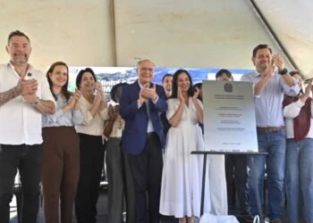 Autoridades participam da entrega de 150 casas populares no Residencial Luiz Carlos Foresti Filho, em Olímpia, beneficiando famílias com moradias do programa Habita+ Olímpia.