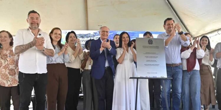 Autoridades participam da entrega de 150 casas populares no Residencial Luiz Carlos Foresti Filho, em Olímpia, beneficiando famílias com moradias do programa Habita+ Olímpia.