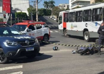 Acidente entre ônibus e moto na região central de São José do Rio Preto deixa idoso gravemente ferido.