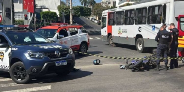 Acidente entre ônibus e moto na região central de São José do Rio Preto deixa idoso gravemente ferido.