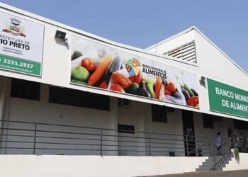 Distribuição de alimentos frescos no Banco Municipal de Alimentos de Rio Preto.