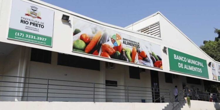 Distribuição de alimentos frescos no Banco Municipal de Alimentos de Rio Preto.