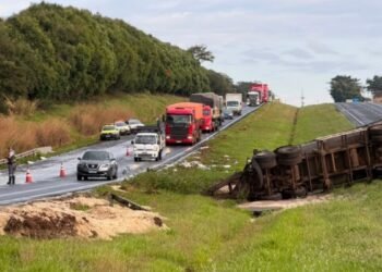 Batida entre carreta e caminhão espalha carga e interdita a Rodovia Washington Luís (SP-310), em Catiguá