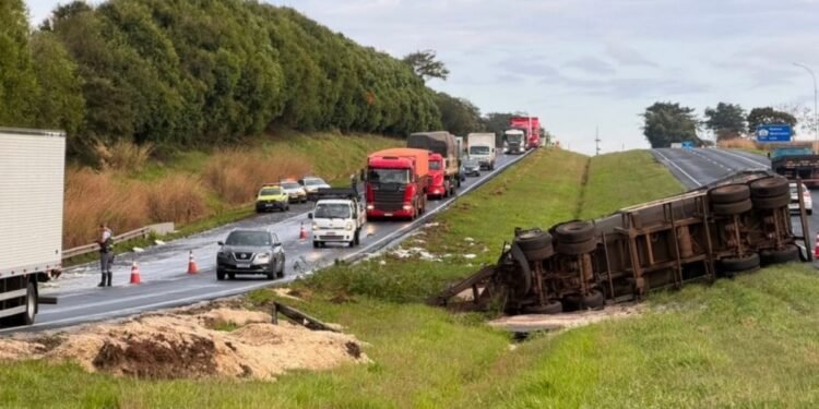 Batida entre carreta e caminhão espalha carga e interdita a Rodovia Washington Luís (SP-310), em Catiguá