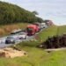Batida entre carreta e caminhão espalha carga e interdita a Rodovia Washington Luís (SP-310), em Catiguá