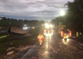 COLISÃO ENTRE CARRETAS INTERDITA A WASHINGTON LUÍS E PROVOCA HORAS DE CONGESTIONAMENTO