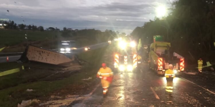 COLISÃO ENTRE CARRETAS INTERDITA A WASHINGTON LUÍS E PROVOCA HORAS DE CONGESTIONAMENTO