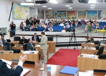 Vereadores durante sessão da Câmara de Rio Preto antes do recesso, com 304 projetos pendentes de votação.