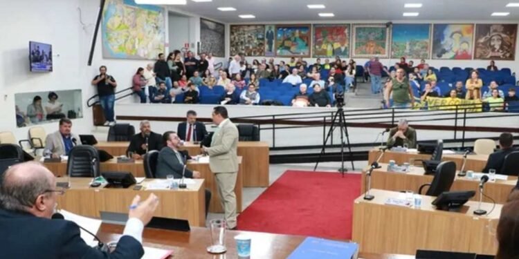 Vereadores durante sessão da Câmara de Rio Preto antes do recesso, com 304 projetos pendentes de votação.