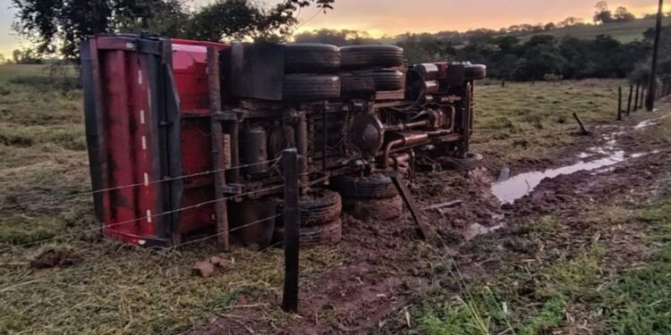Caminhão tomba após ser visto fazendo zigue-zague entre Nova Aliança e Potirendaba