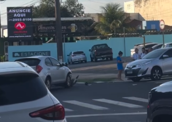 COLISÃO ENTRE DOIS CARROS DEIXA IDOSA FERIDA E COMPLICA O TRÂNSITO NA AVENIDA MURCHID HOMSI, EM RIO PRETO
