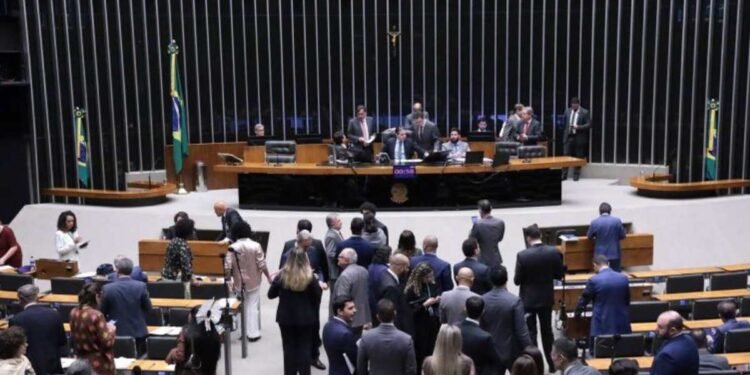 Congresso aprova projeto que aumenta penas para crimes sexuais online contra crianças e adolescentes.
