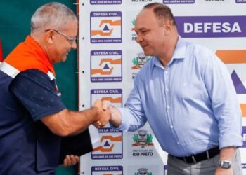 Defesa Civil de Rio Preto ganha destaque estadual após coronel Ivair da Silva receber a Medalha Heróis do Fogo em cerimônia oficial.