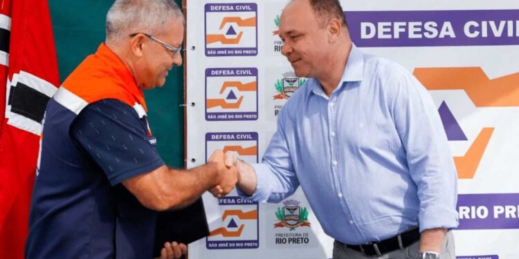 Defesa Civil de Rio Preto ganha destaque estadual após coronel Ivair da Silva receber a Medalha Heróis do Fogo em cerimônia oficial.