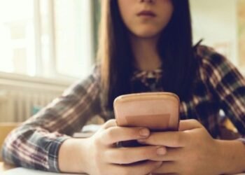 Especialistas orientam pais sobre educação digital e segurança de crianças na internet.