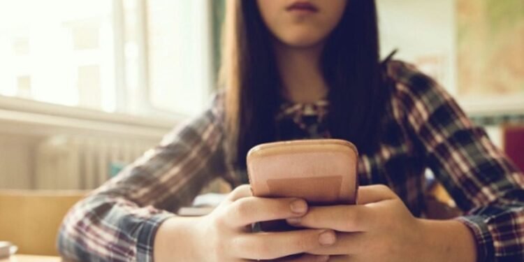 Especialistas orientam pais sobre educação digital e segurança de crianças na internet.