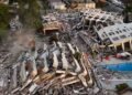Equipes de resgate trabalham entre escombros após terremoto na Venezuela.