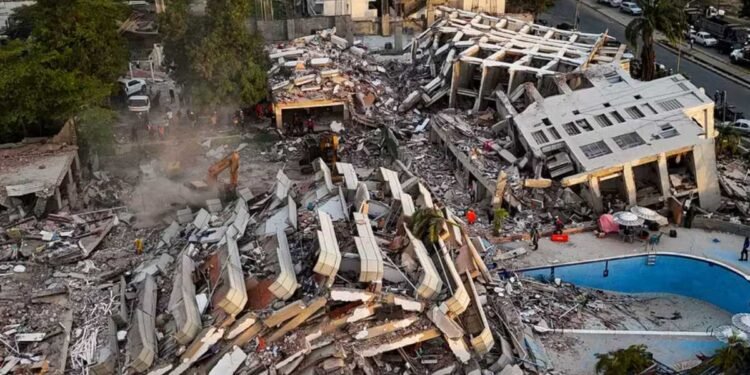 Equipes de resgate trabalham entre escombros após terremoto na Venezuela.