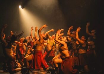 Espetáculo 'Kamikaze' emociona público e leva reflexão sobre memória e identidade no FIT Nem toda apresentação termina com o apagar das luzes. Em cartaz durante o Festival Internacional de Teatro (FIT), em São José do Rio Preto, "Kamikaze" deixou o palco levando o público a refletir sobre família, pertencimento e as lembranças que atravessam gerações. A montagem acompanha a trajetória de uma família de origem japonesa e constrói, de forma sensível, uma narrativa sobre vínculos, ancestralidade e o desafio de preservar histórias que ajudam a definir quem somos. Com interpretação de Homero Kaneko e direção da Companhia Hecatombe, a produção conquistou espectadores pela delicadeza da encenação e pela força das emoções despertadas ao longo da apresentação. Mais do que contar uma história, o espetáculo propõe um encontro com temas universais que permanecem ecoando após o fim da sessão, transformando a experiência teatral em um convite à reflexão.