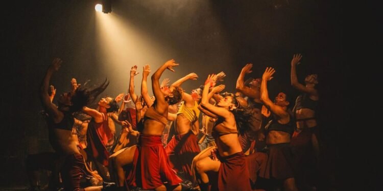 Espetáculo 'Kamikaze' emociona público e leva reflexão sobre memória e identidade no FIT Nem toda apresentação termina com o apagar das luzes. Em cartaz durante o Festival Internacional de Teatro (FIT), em São José do Rio Preto, "Kamikaze" deixou o palco levando o público a refletir sobre família, pertencimento e as lembranças que atravessam gerações. A montagem acompanha a trajetória de uma família de origem japonesa e constrói, de forma sensível, uma narrativa sobre vínculos, ancestralidade e o desafio de preservar histórias que ajudam a definir quem somos. Com interpretação de Homero Kaneko e direção da Companhia Hecatombe, a produção conquistou espectadores pela delicadeza da encenação e pela força das emoções despertadas ao longo da apresentação. Mais do que contar uma história, o espetáculo propõe um encontro com temas universais que permanecem ecoando após o fim da sessão, transformando a experiência teatral em um convite à reflexão.