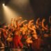 Espetáculo 'Kamikaze' emociona público e leva reflexão sobre memória e identidade no FIT Nem toda apresentação termina com o apagar das luzes. Em cartaz durante o Festival Internacional de Teatro (FIT), em São José do Rio Preto, "Kamikaze" deixou o palco levando o público a refletir sobre família, pertencimento e as lembranças que atravessam gerações. A montagem acompanha a trajetória de uma família de origem japonesa e constrói, de forma sensível, uma narrativa sobre vínculos, ancestralidade e o desafio de preservar histórias que ajudam a definir quem somos. Com interpretação de Homero Kaneko e direção da Companhia Hecatombe, a produção conquistou espectadores pela delicadeza da encenação e pela força das emoções despertadas ao longo da apresentação. Mais do que contar uma história, o espetáculo propõe um encontro com temas universais que permanecem ecoando após o fim da sessão, transformando a experiência teatral em um convite à reflexão.