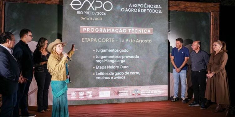 Público em feira agropecuária durante evento da Expo Rio Preto.